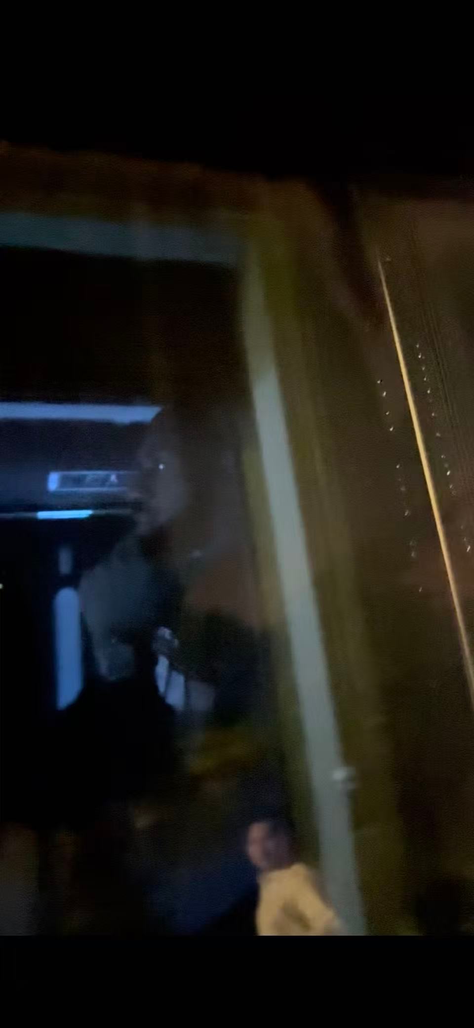 [允悲]上海球迷拍到的老詹。 ​​​