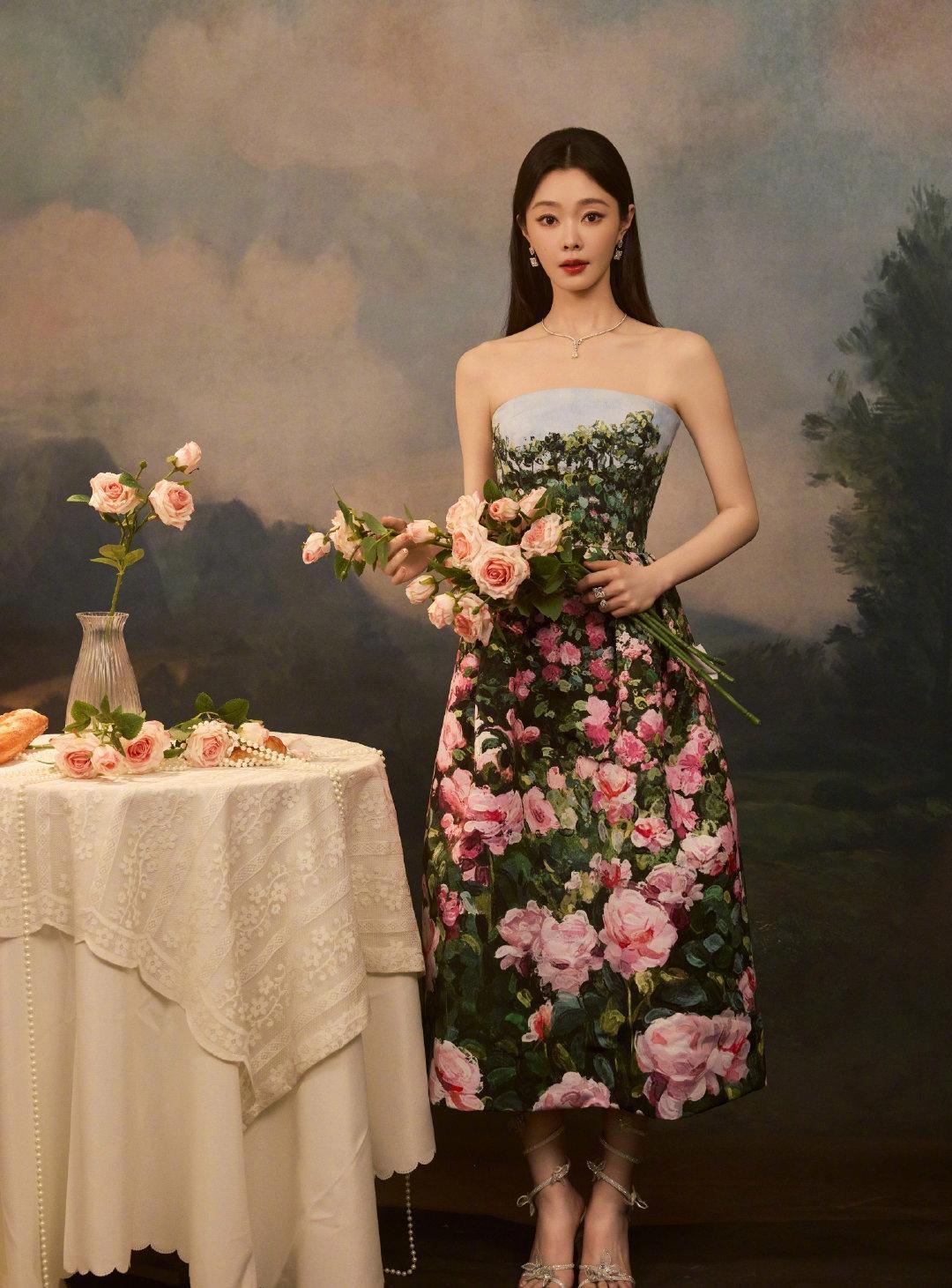 哇塞，宋轶身穿花裙好浪漫啊！仿佛置身花海的她，优雅如画中仙，美得让人屏息，醉了醉