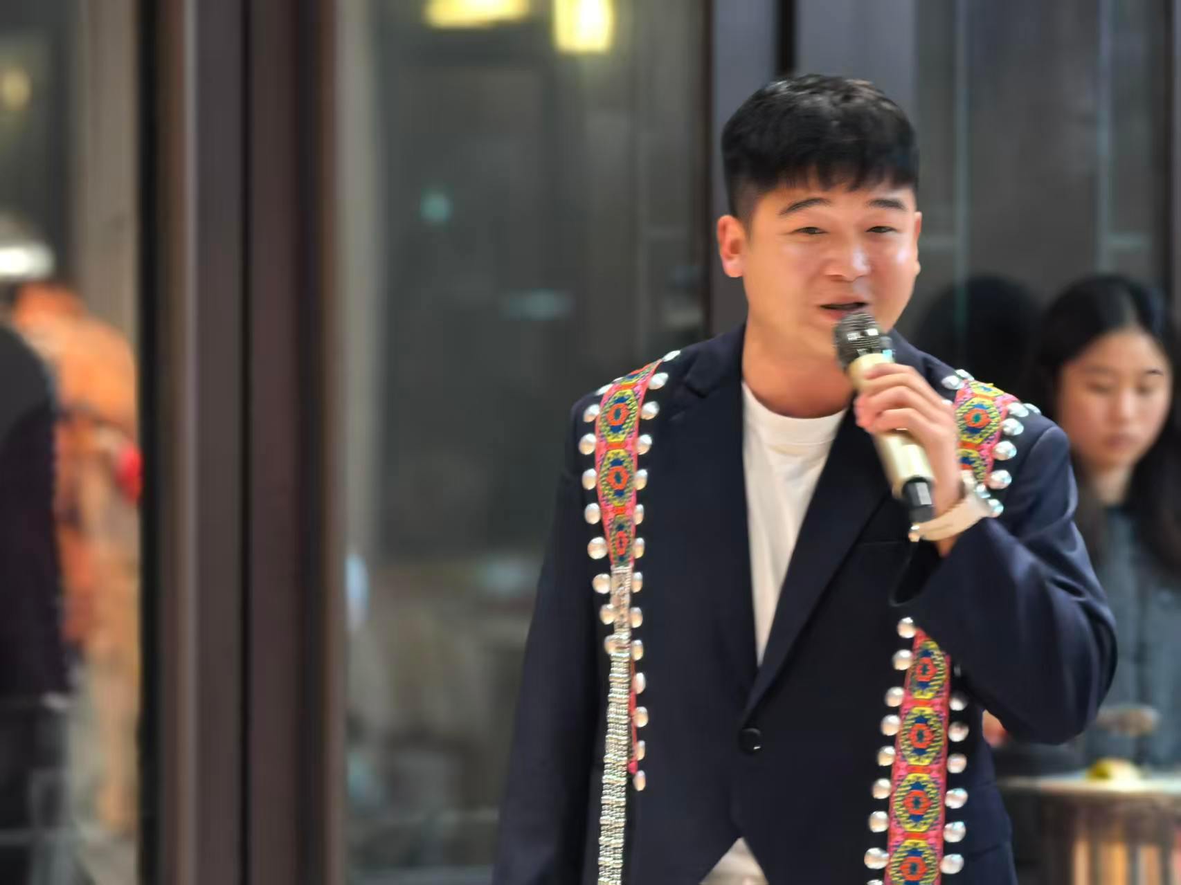 湖南非遗名片惊艳出海第四届名评名家湖湘汇 来到七星山之巅，赴一场湘西高山邀约。特