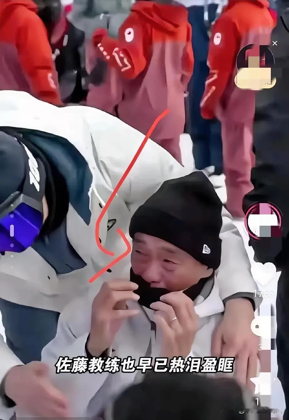 苏翊鸣米兰夺冠，明明是天大的喜事。可他的日本教练佐藤康弘，为何却当场跪地痛哭，眼