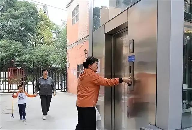 山东青岛，一女子因住在一楼拒交2万元电梯费，物业将其告上法庭，法院判决她败诉并需