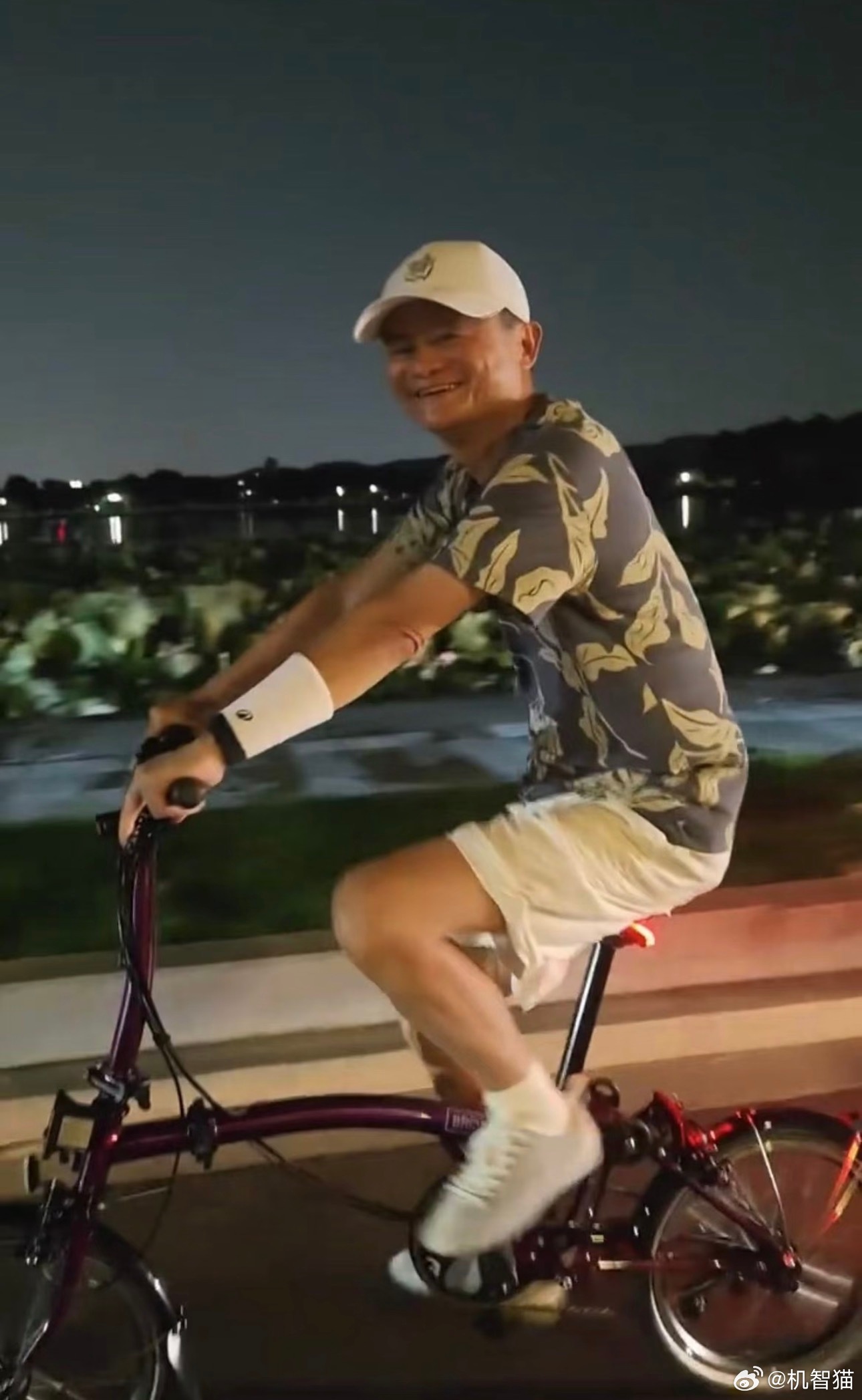 有网友在西湖边偶遇了正在夜骑的马云 ​​​