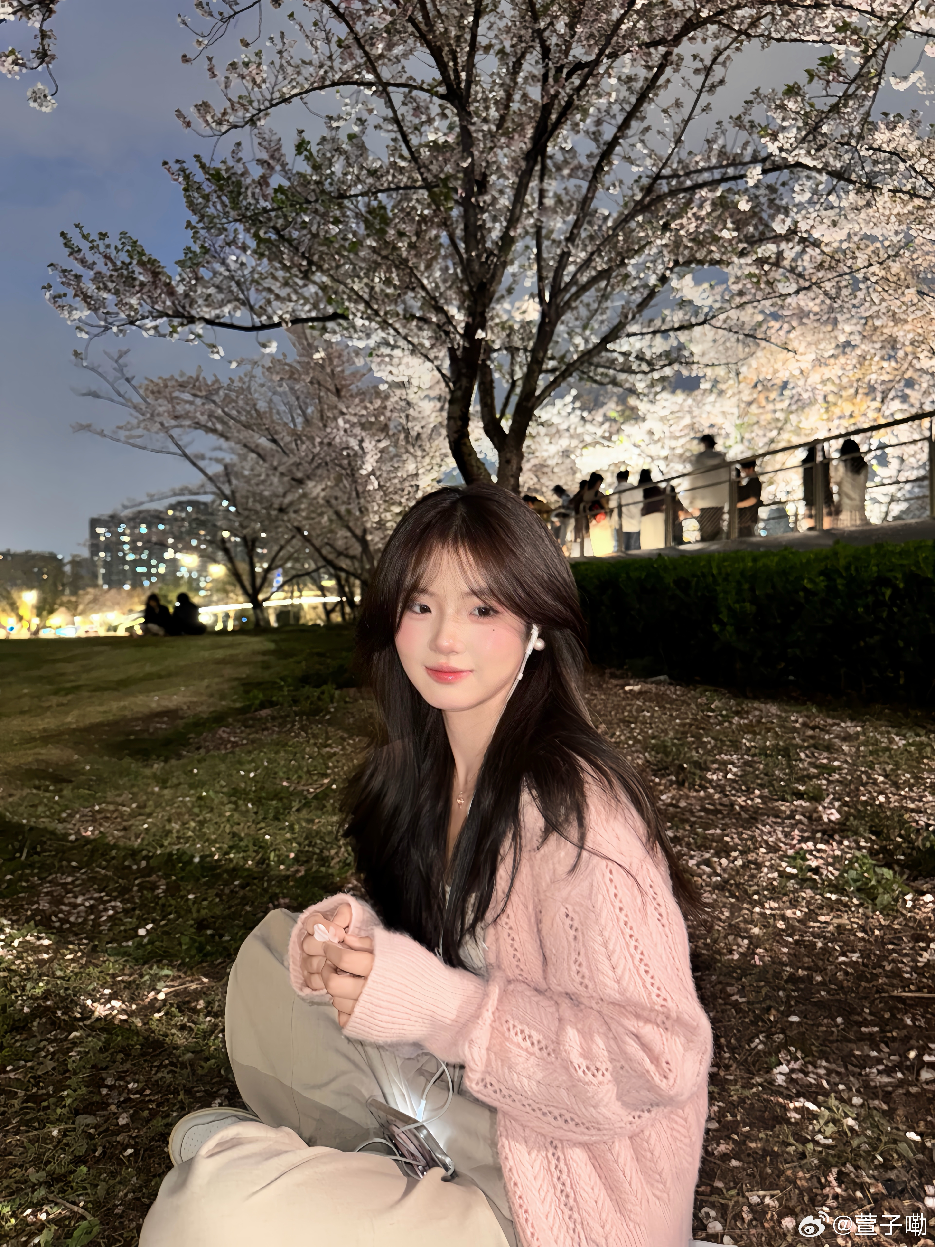 🌸夜樱～其实每次都是拍了很多张，但是看起来很像就有一些照片会被舍弃掉，我觉得还