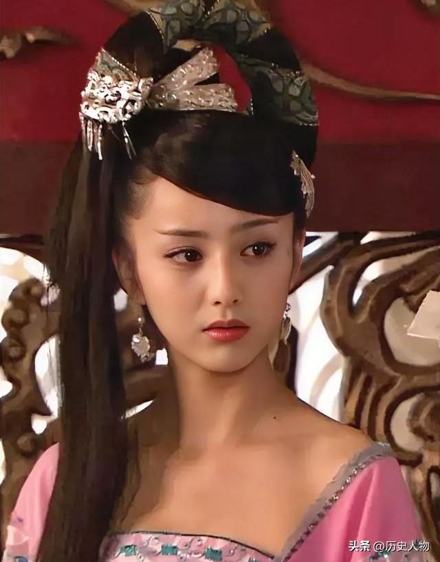鸿嘉三年（公元前18年），后宫之中一段香艳轶事流传开来。相传一日赵飞燕有意避侍汉