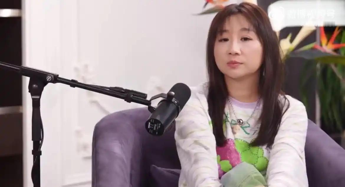 一觉醒来

喜欢傅首尔和不喜欢傅首尔的人都沉默了

原因很简单，她美的像换了个人