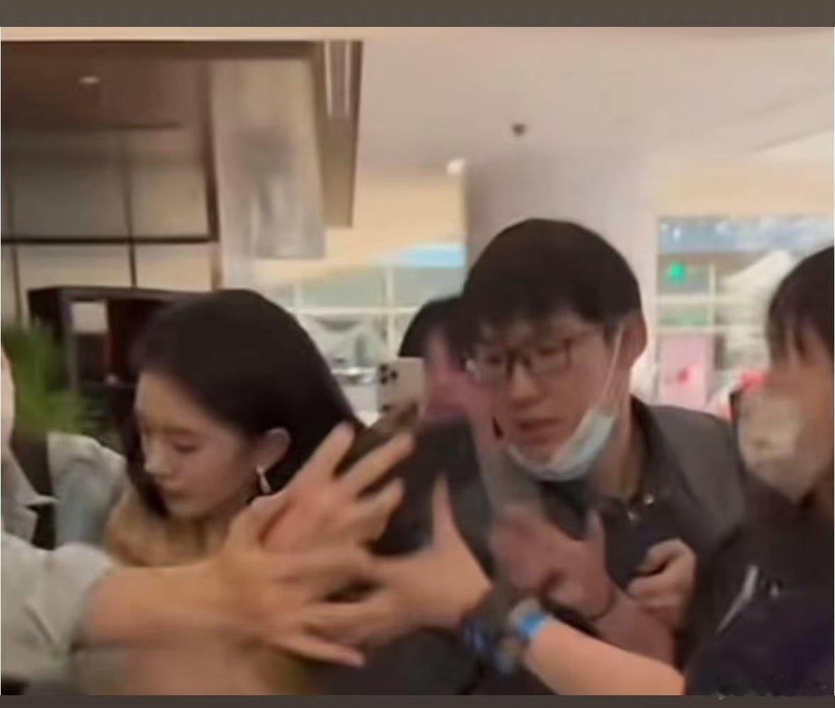 刘浩存被男粉强行合照 公共场合强行靠近、肢体越界真的很不可取，不管是不是粉丝，都