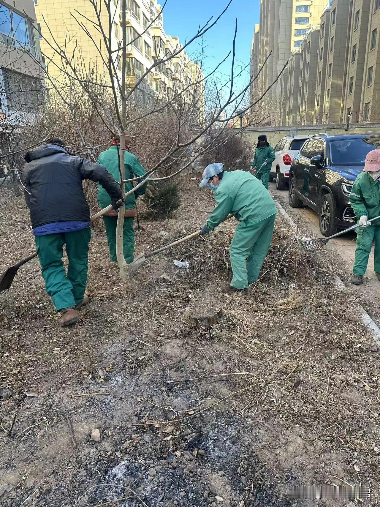 面对锦州市凌河区戎达园小区物业的突然撤离，凌河区有关部门迅速反应，当晚在小区内设