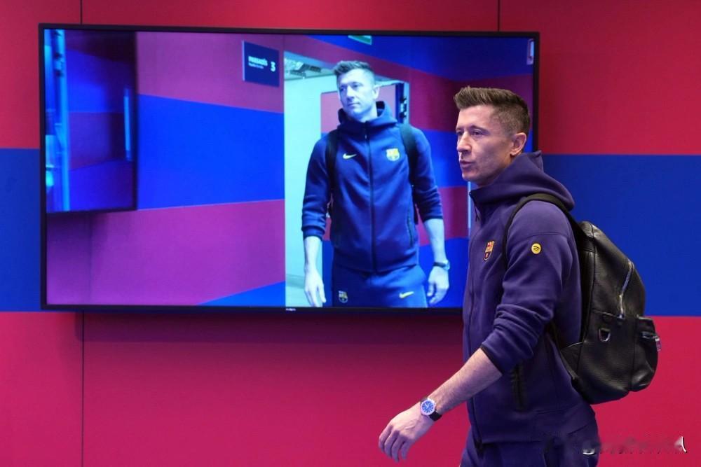 年薪2080万欧元！意媒曝37岁莱万主动示好AC米兰，大幅降薪可留巴萨。

大家