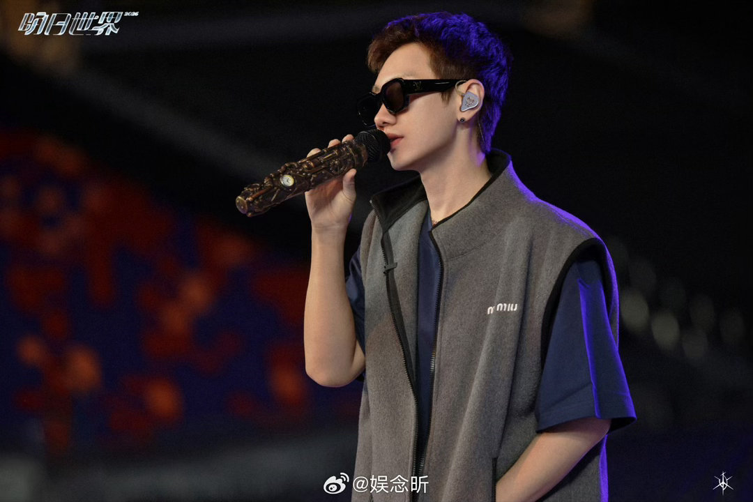 汪苏泷手腕又苏又撩的舞台碎片已锁定！一个手腕动作，解锁汪苏泷不一样的魅力一面。 