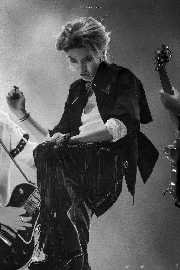 华晨宇今天是黄油蜂蜜面包吧黄油蜂蜜面包本人华晨宇！软乎乎的上班路透，《声鸣远扬 