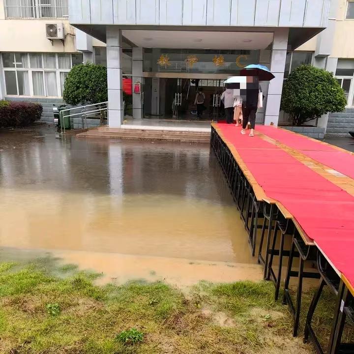 安徽大学。
桌子搭建的临时的桥，大家见过吗？
合肥今天的雨下的好大！
很多地方因