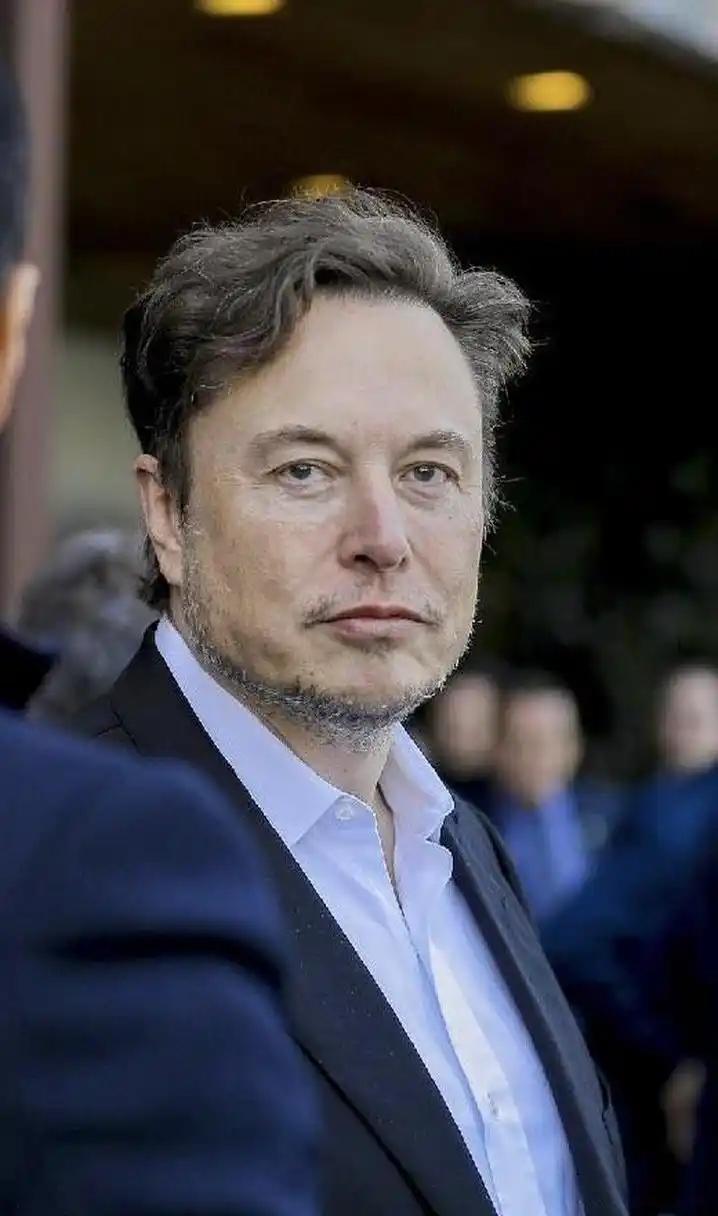 马斯克在X上罕见流露焦虑，直言中国已是火箭和AI双领域的最强对手。一边是可回收火
