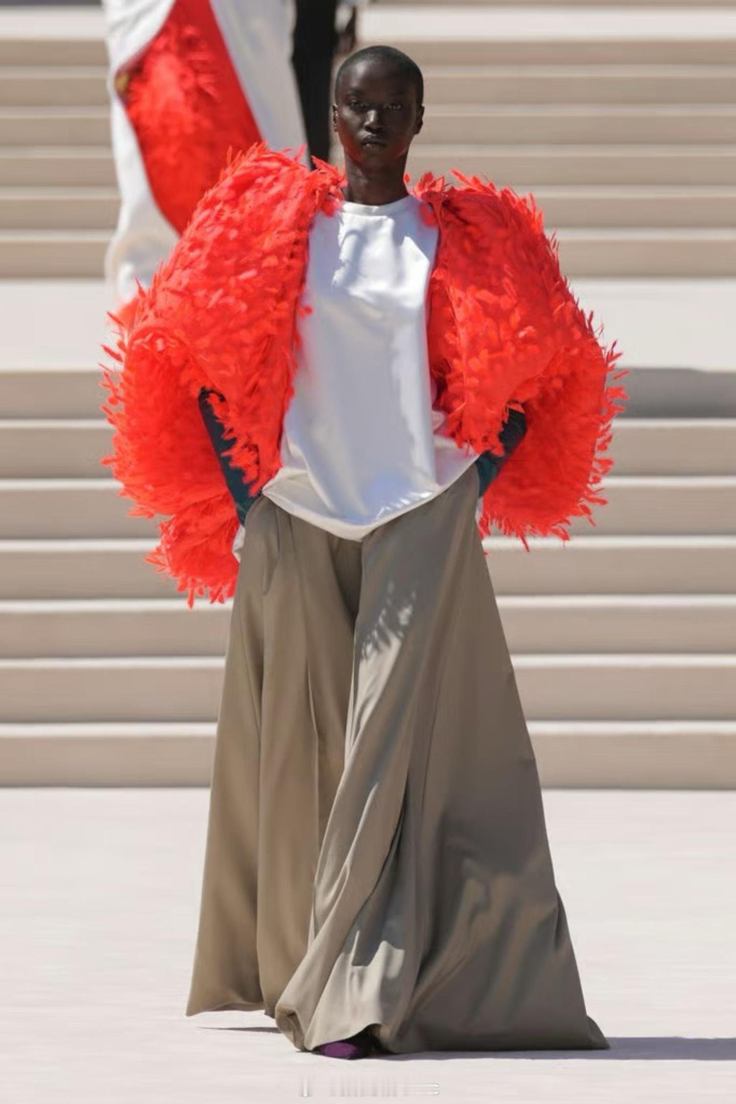 巴黎高定时装周大秀直击 Balenciaga 2026秋冬高定系列，色彩鲜明，剪
