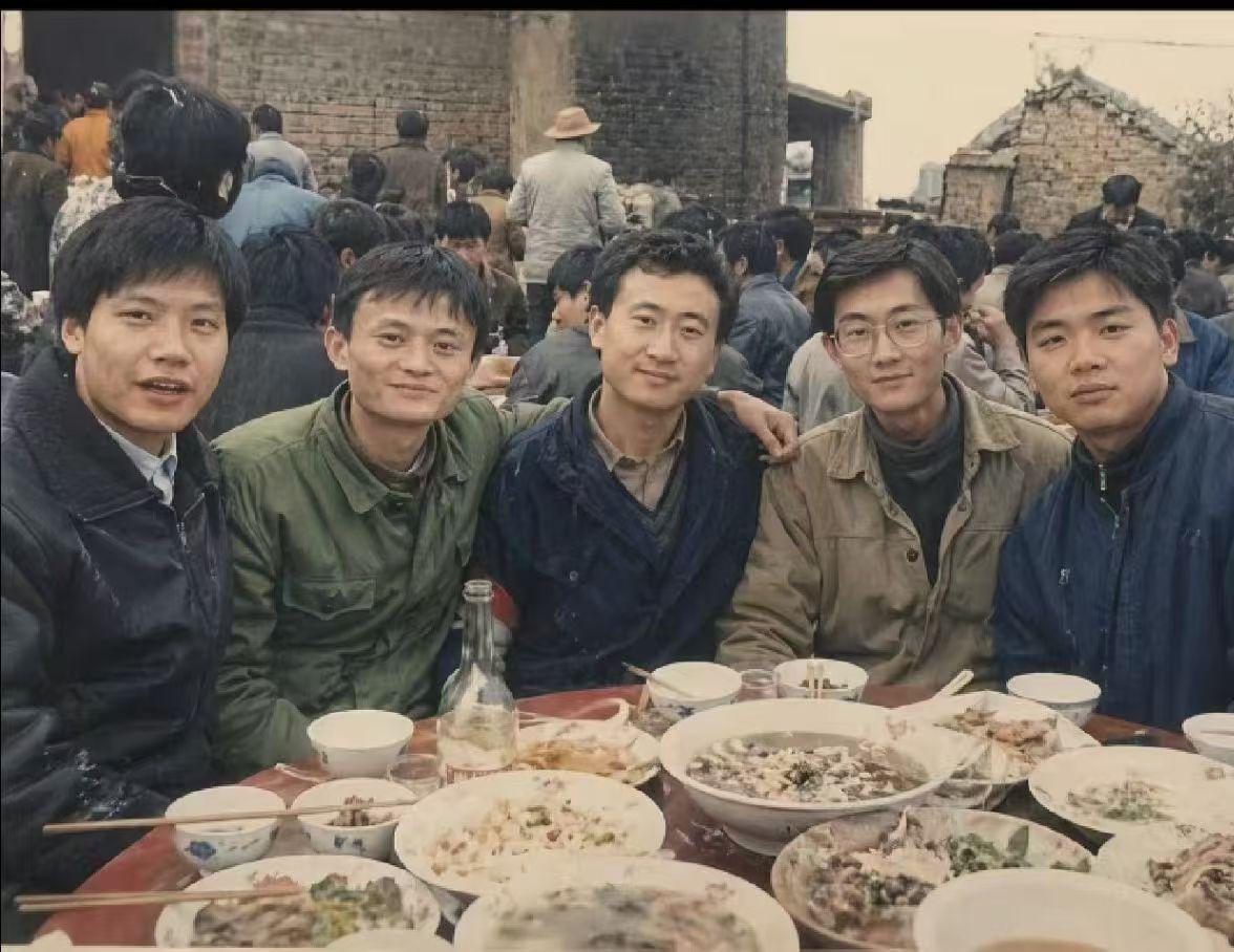 照片里的人物你认识几位，当年的他们还没有“封神”。