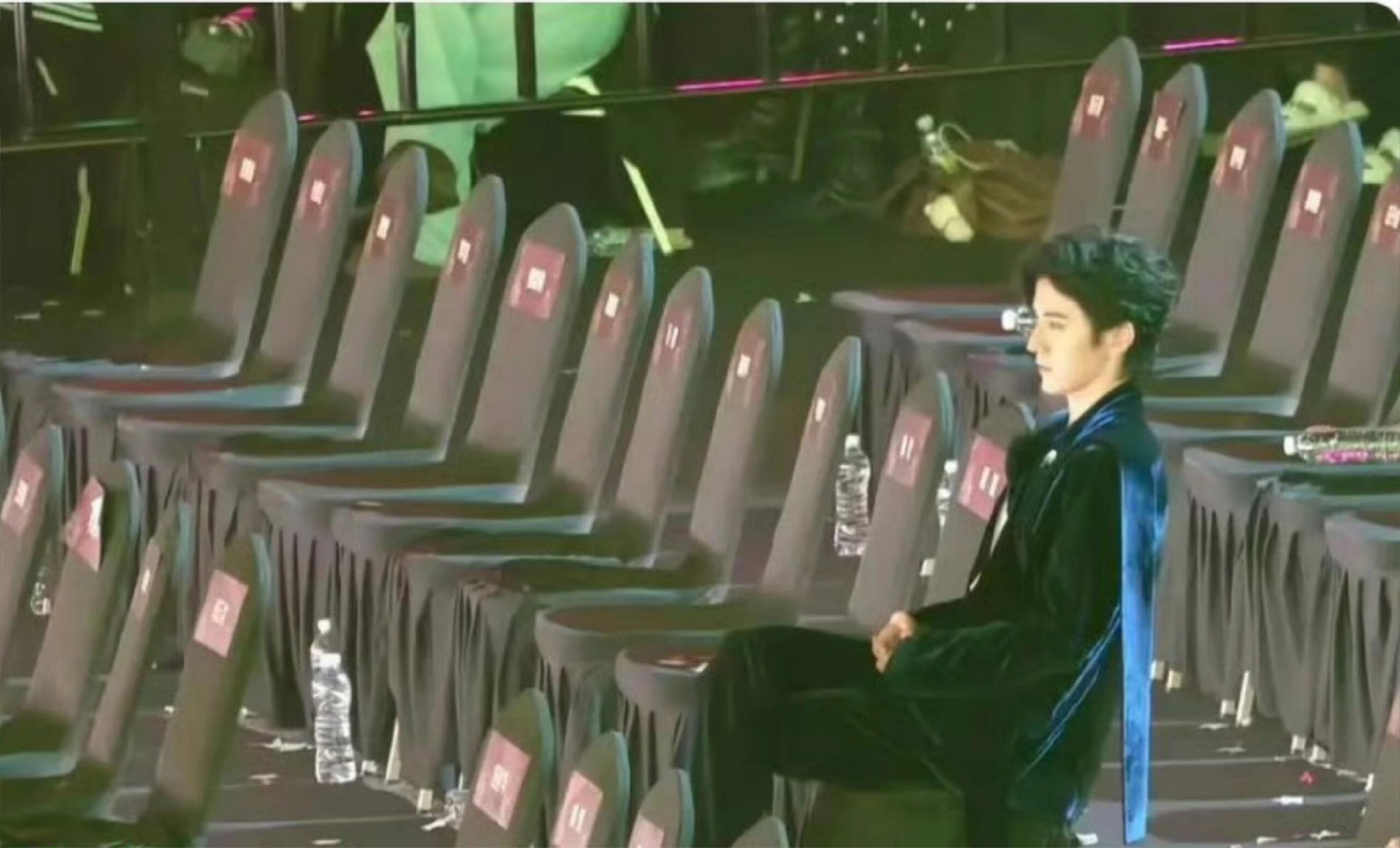 星光大赏最惨的人出现了，王弘毅没有奖项就这么一个人坐到最后看了全程都没看到他的镜