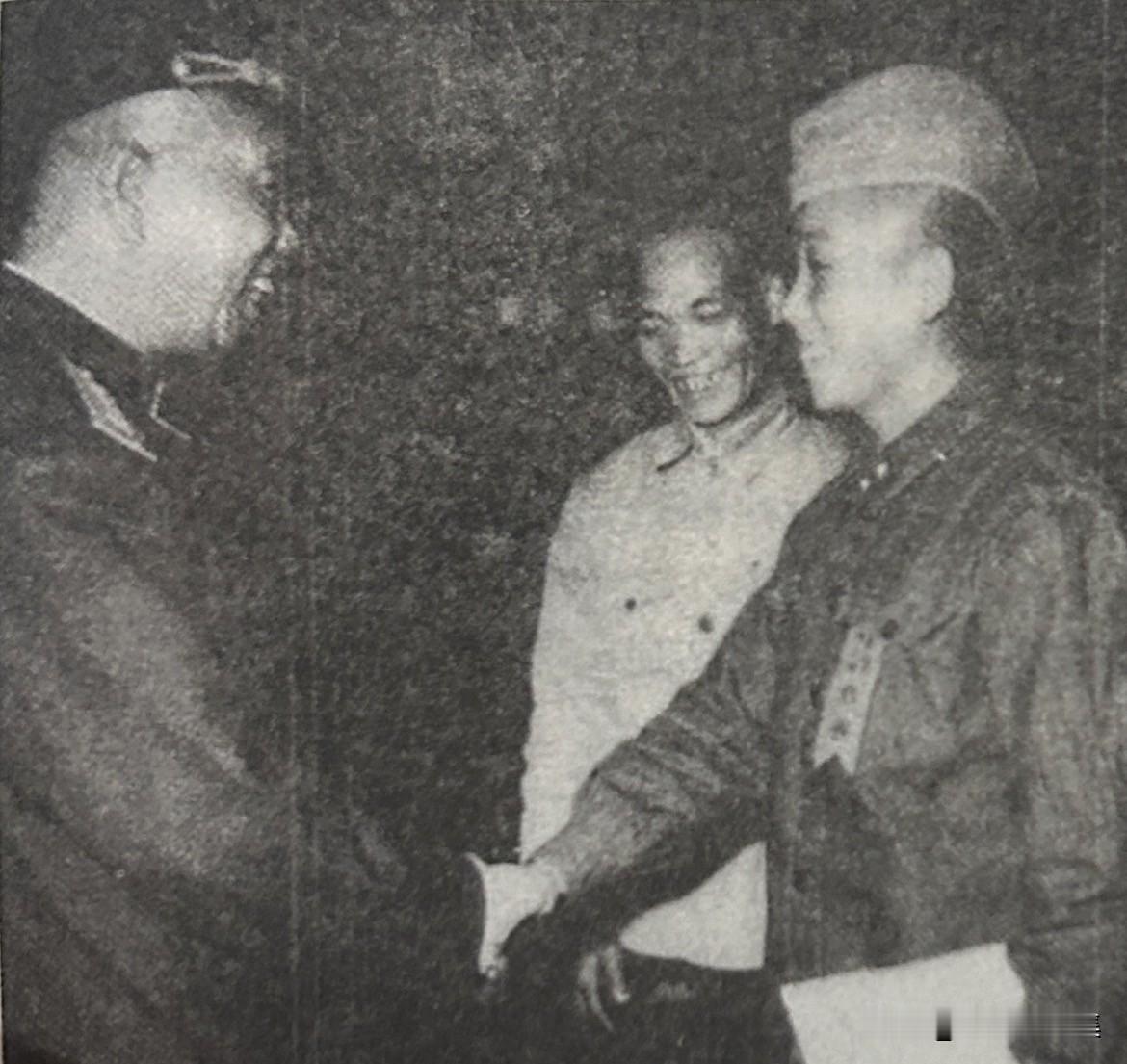 1956年，在北京召开的中国人民解放军首届军械先进工作者代表会议期间，时任国防部