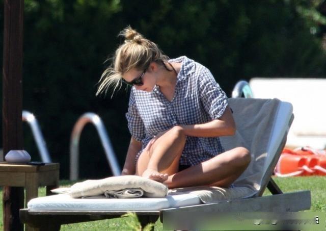 中国和外国人的区别，太阳出来我们第一想到的是去晒衣服被子，外国人而是人去哂太阳