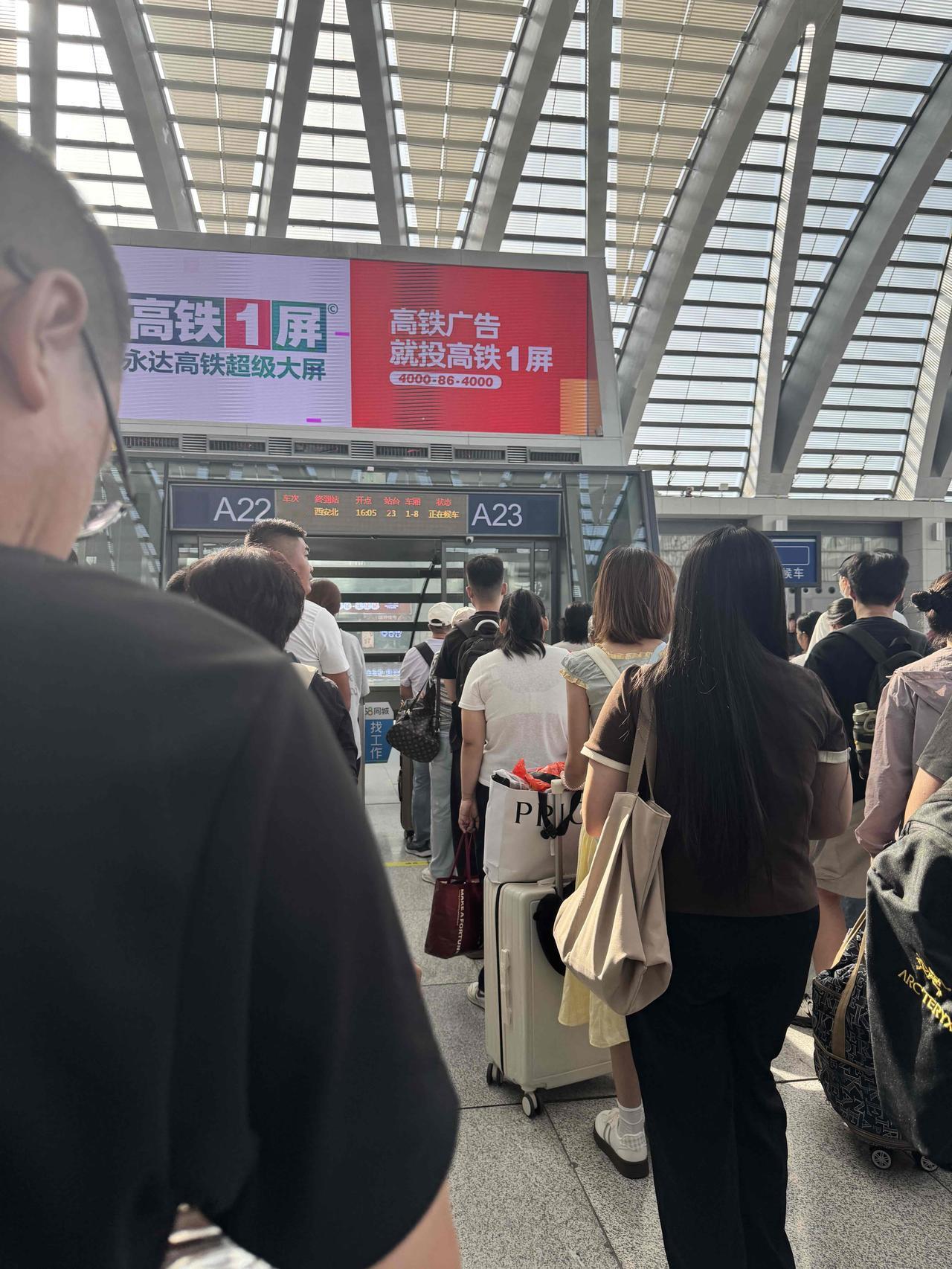 还有比我更敬业的吗？在排队等检票的间隙，还在写明天公众号文章。

而坐在高铁上，