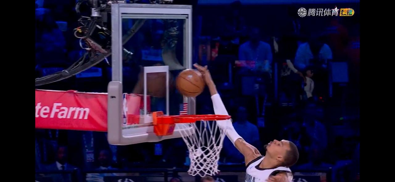 真打！文班说到做到：我和华子凶得批爆。
文班开局就暴扣连得7分，打得相当认真，还