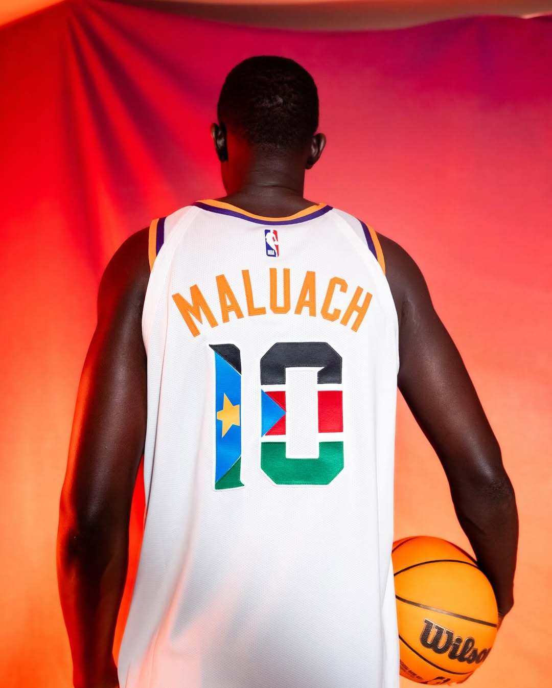 从非洲难民营站上篮球最高舞台今天到场的前5000名观众能够获得马鲁特别球衣 ‼️