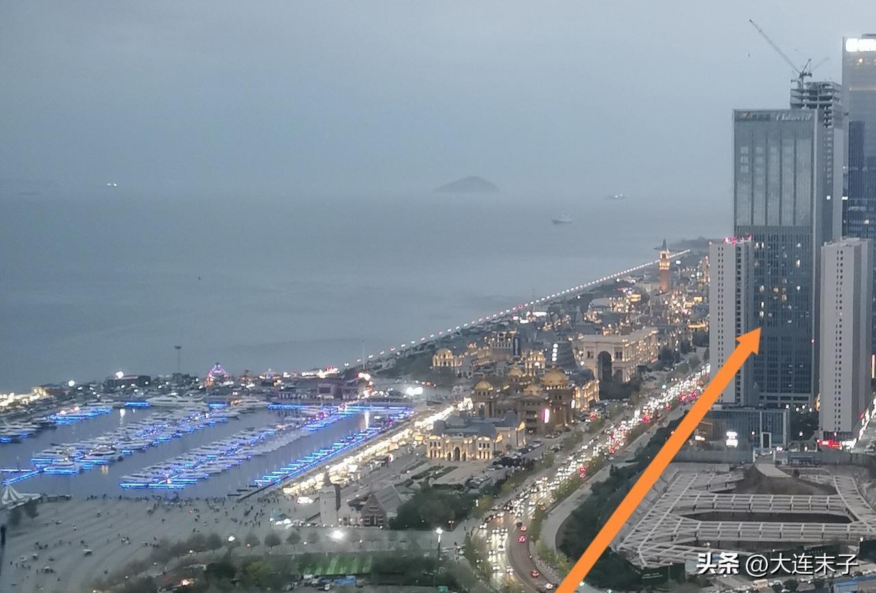 今天5月3号晚上5点多，大连东港商务区车老多了（图一），好几排道都占得满满的，道