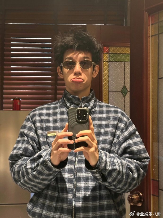 林沐然体育生人格疯狂顶号中救命，林沐然也太可爱了，一被夸就开始展示肌肉，体育生人