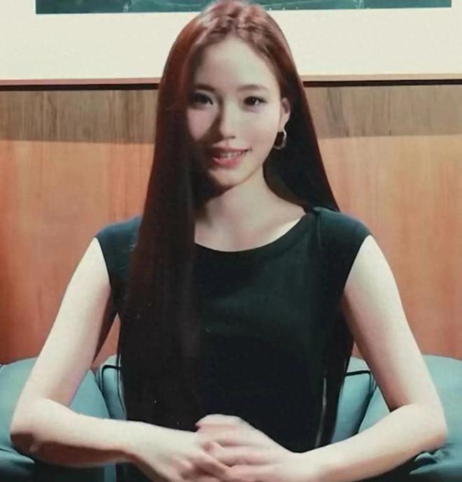小二女儿Lily在台湾举办画展，画作被抢购一空，收入上百万台币。部分画作引发争议