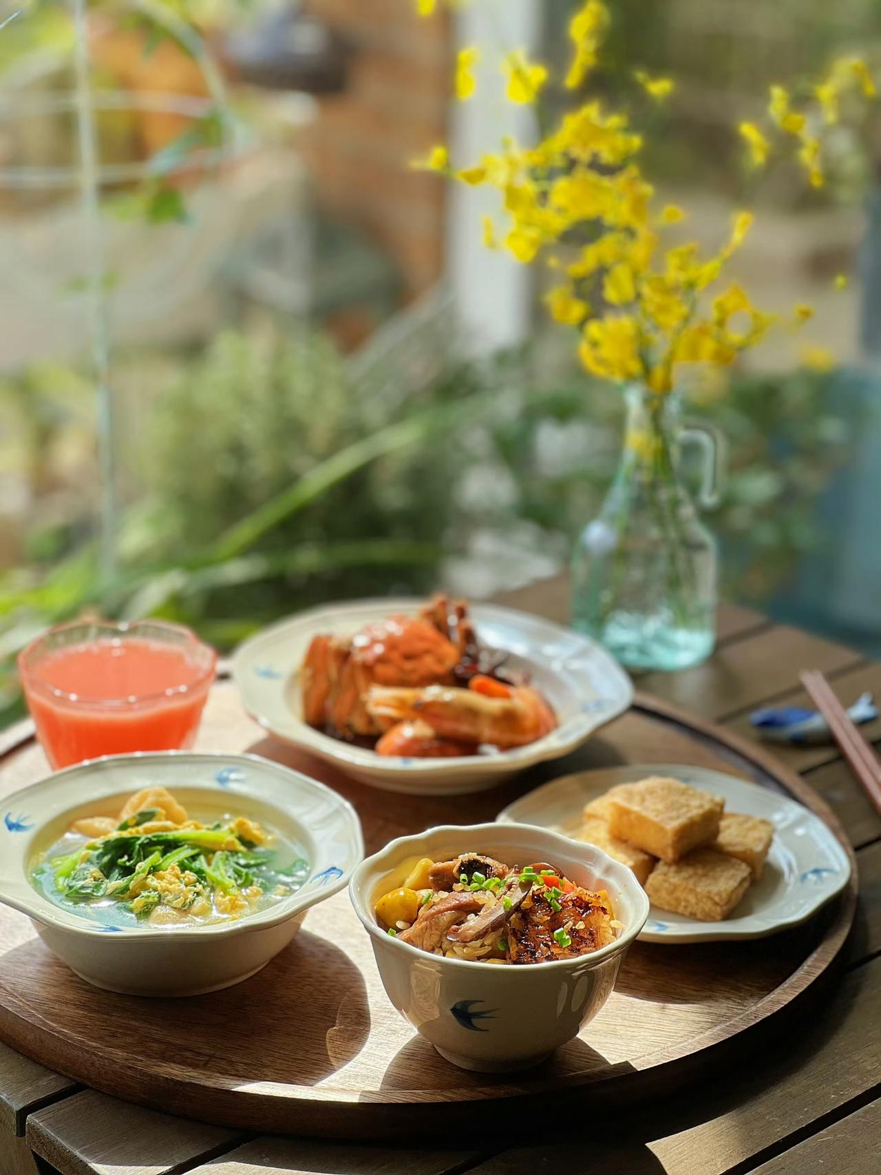 午餐🍱
板栗排骨焖饭、熟醉蟹醉虾、
炸臭豆腐，青菜蛋汤、红宝石西柚汁。