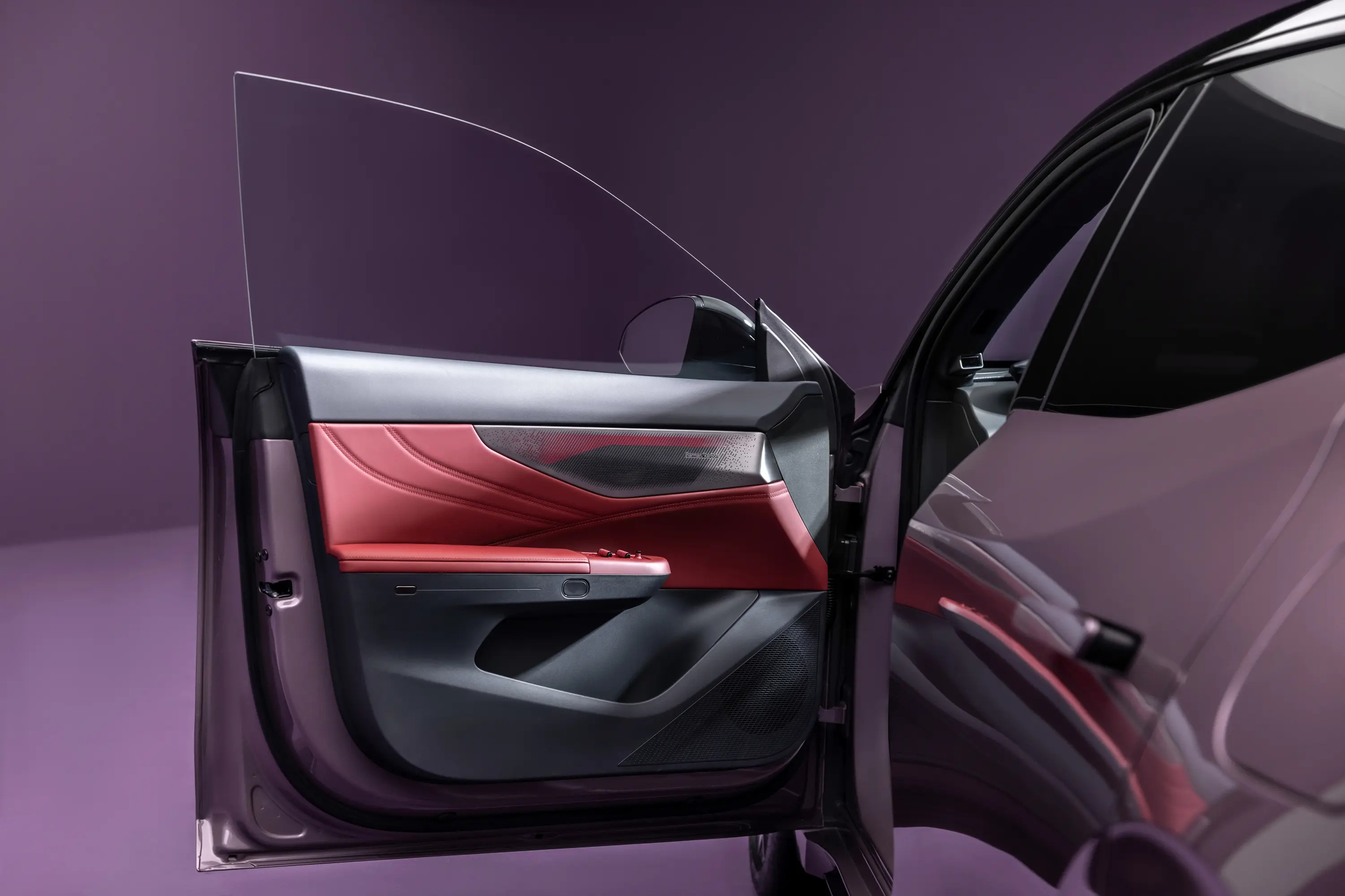 领克07 EM-P整车设计风格年轻动感，车身线条流畅利落，车漆质感出众，整体颜值