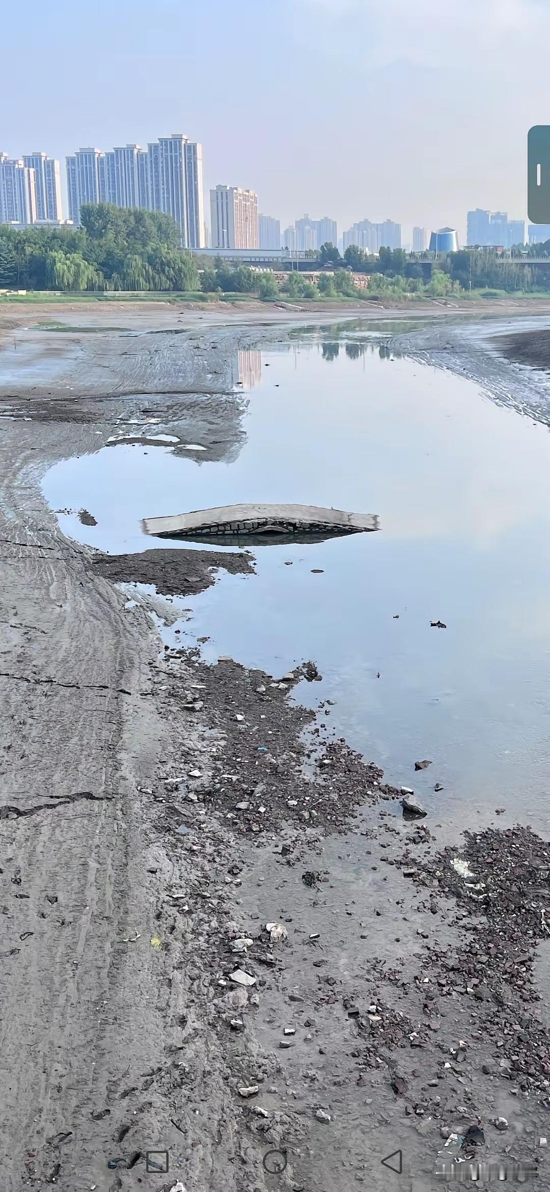 古时郑州向西的要道豫陕官道，要经小京水桥跨越京水（贾鲁河）。古桥遗址坐落于中原区