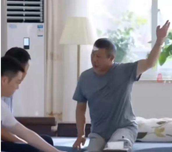 上海，一男子离婚后锒铛入狱，70多岁才刑满释放。他一无所有，既没钱，也没住处，抱
