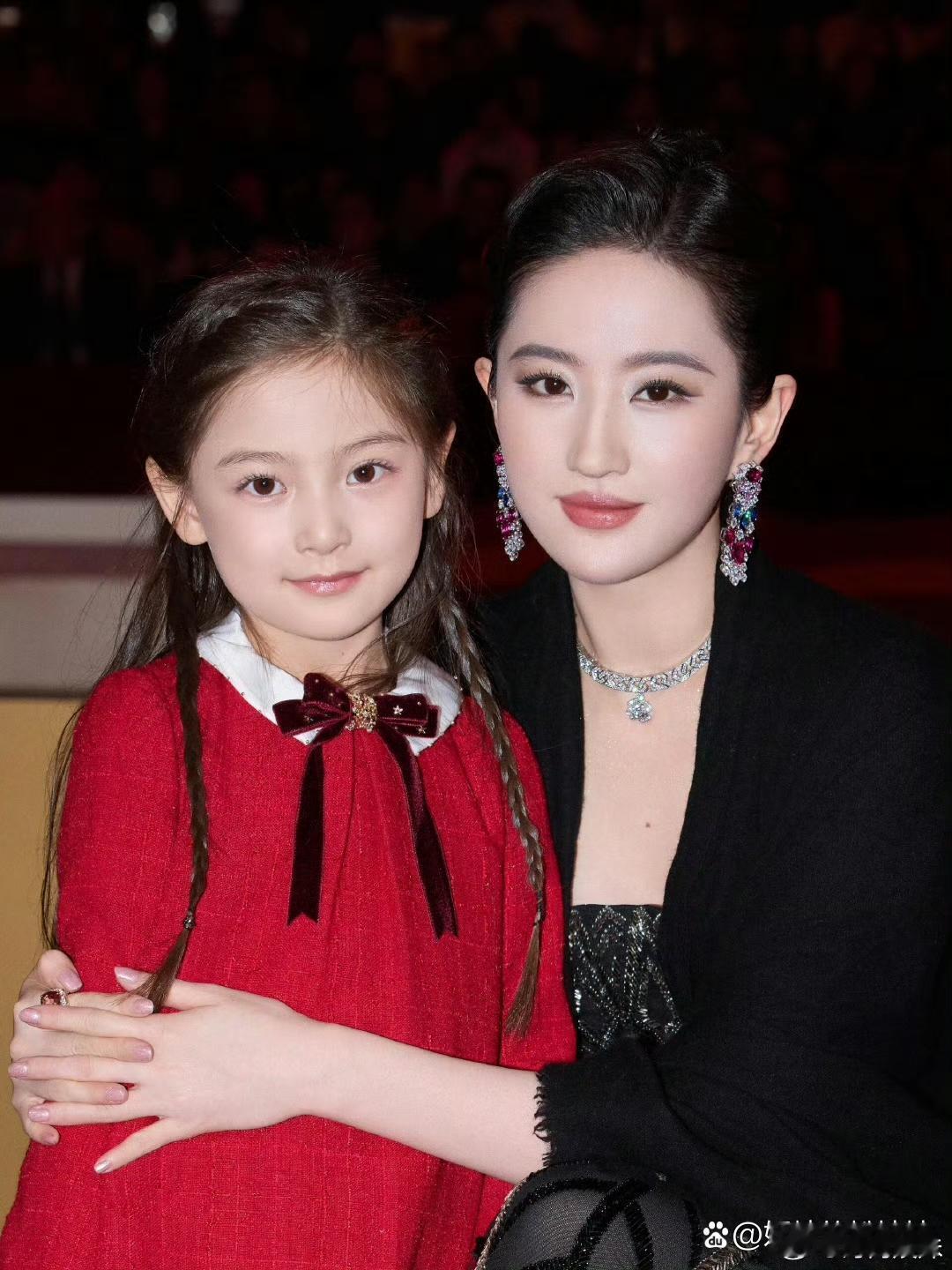 刘亦菲和女儿小太初，这母女俩的颜值太高了，可惜现实是她不结婚不生孩子，浪费了一身