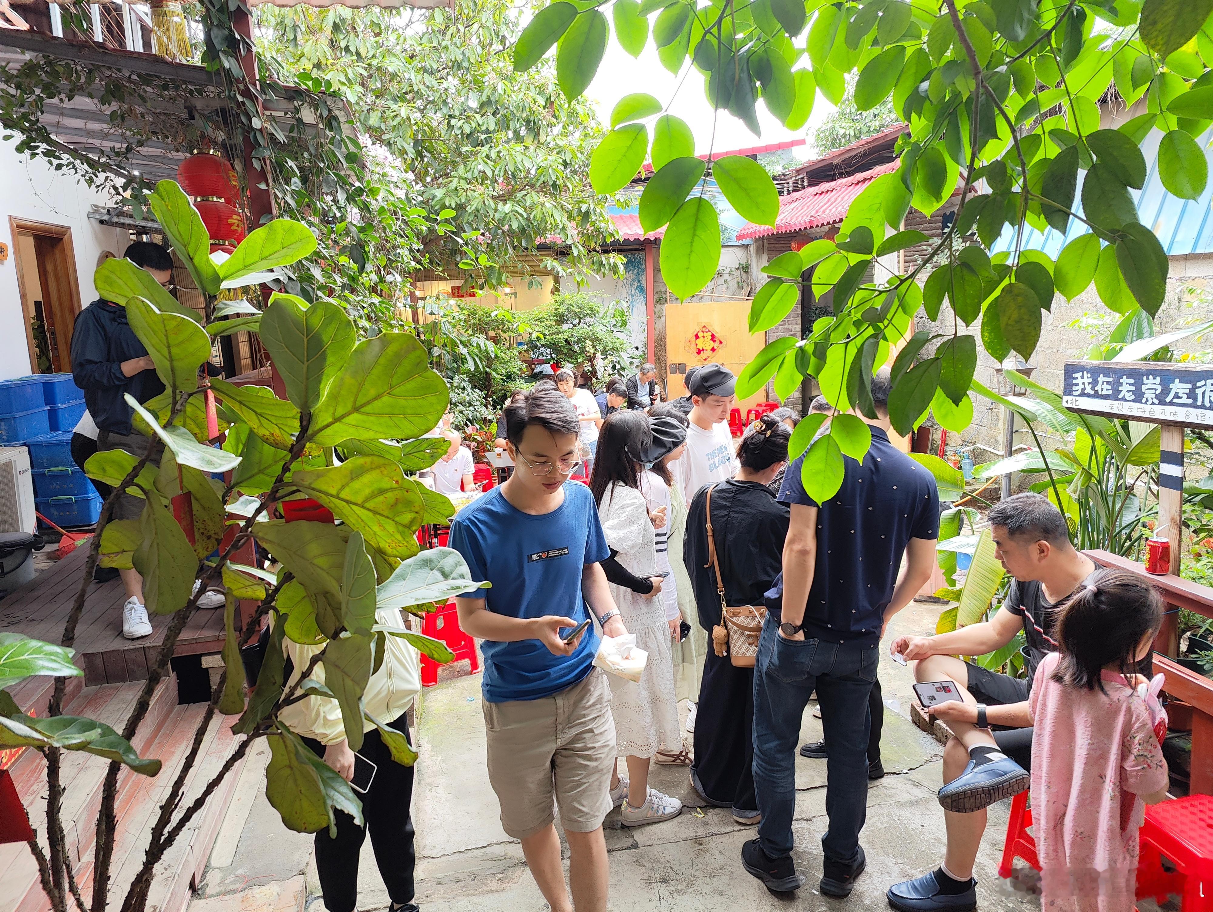 吃完出来，发现这家店已经排满队了。粤T定律的准确率确实高。饭馆分量很足，菜品有着