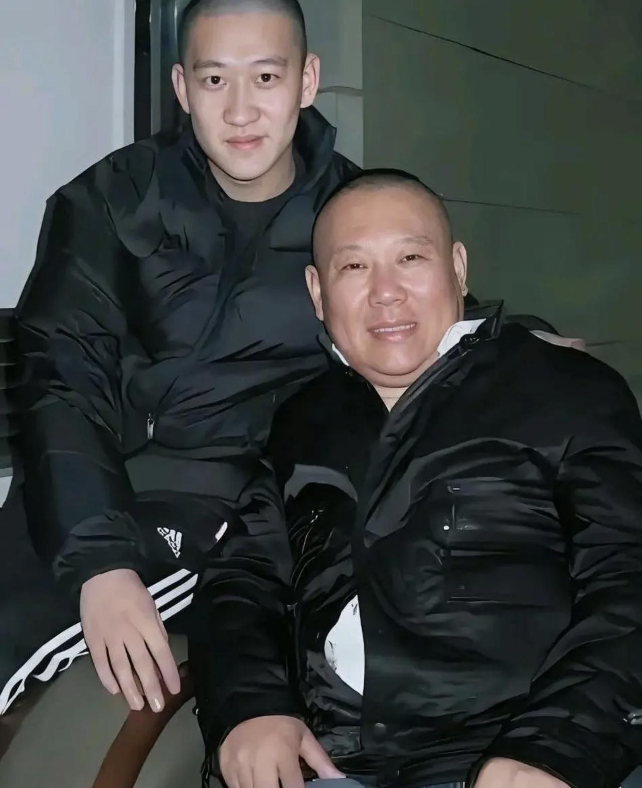 郭德纲与曹云金的旧照，曹云金是郭德纲的“高徒”，他说相声的水平，是很有郭德纲的风