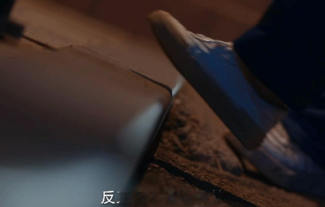 关晓彤脚滑还能这么演 有人看摔倒，有人等拥抱，而我看的是关晓彤被拎住后的微表情。