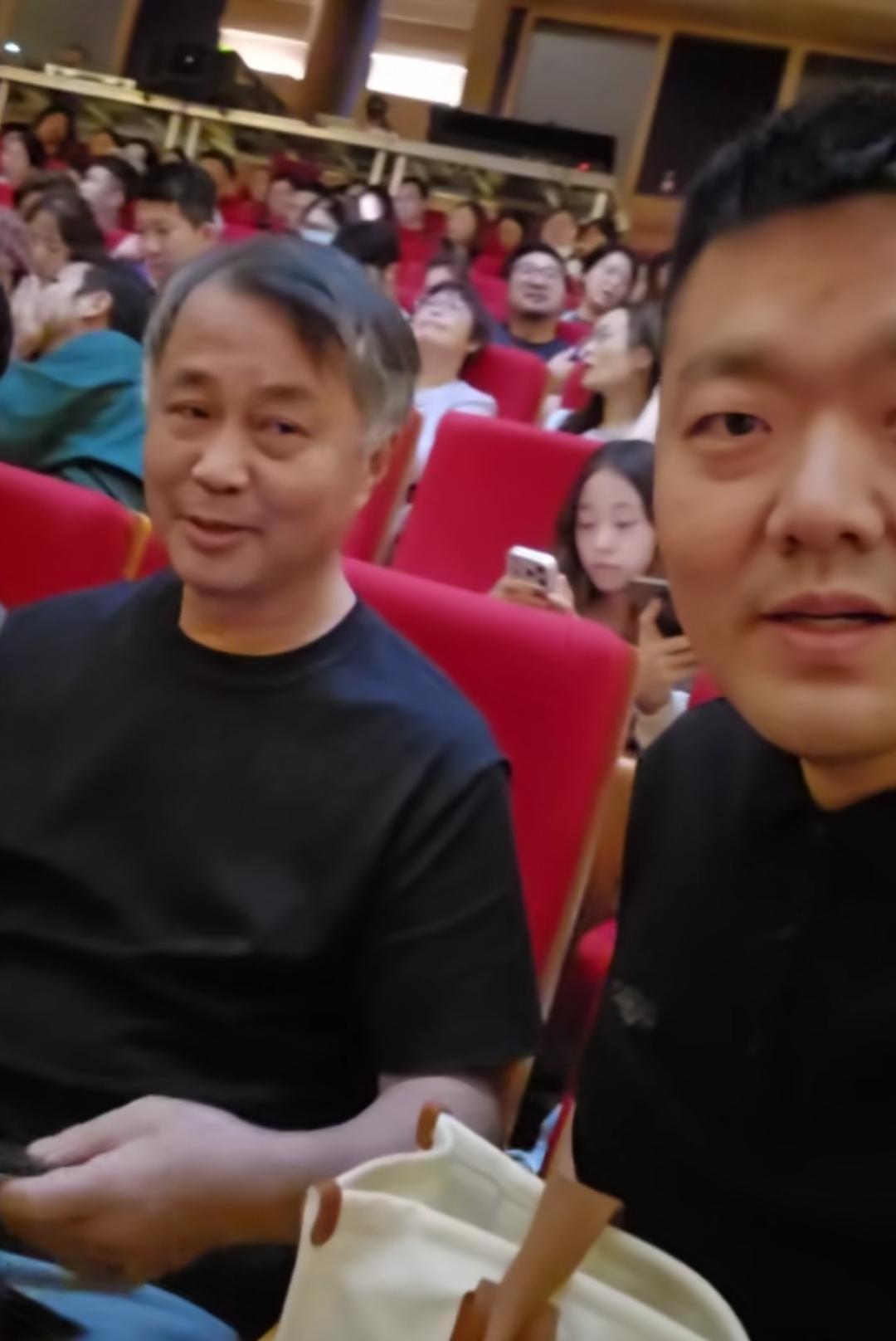 上海流浪大师沈巍观看话剧《四世同堂》，演出结束后在主持人刘畅的陪同下会见了国家一