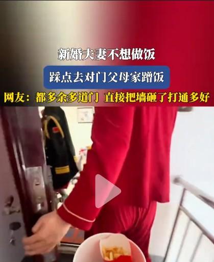 一看就是新婚夫妻，一是父亲的军装礼服还挂在门口，明显刚刚举行完婚礼；二是两个年轻