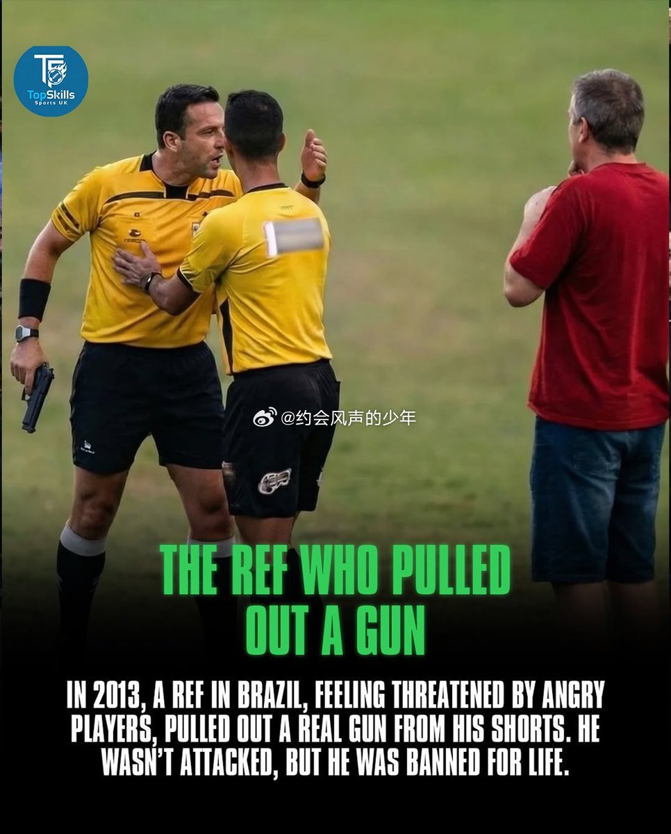 巴西裁判加布里埃尔·穆尔塔在布鲁马迪尼奥的一场比赛中遭到球员和教练的袭击后，拔出