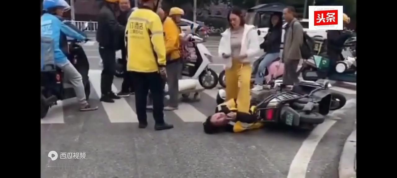重庆一醉酒女子殴打外卖员，打的还比较文明，踩人的脚把鞋脱掉了。美团外卖员一直没有