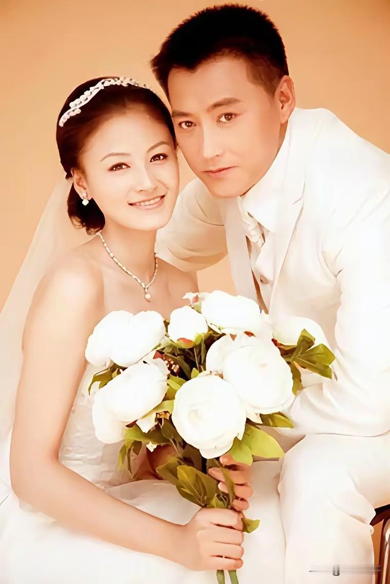 刘晓峰与朱墨，相差十六岁，戏里结缘戏外相守。镜头下，刘晓峰西装庄重，成熟稳重，妻