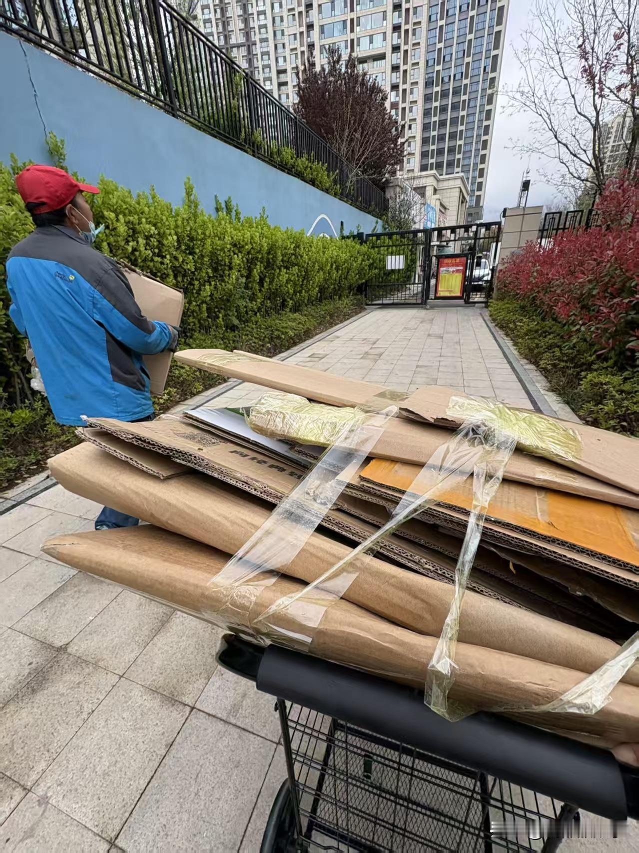 我爸最近把我工作的废纸箱堆在院子里，他说攒多了让收废品的一起来拉走。
	昨天给收