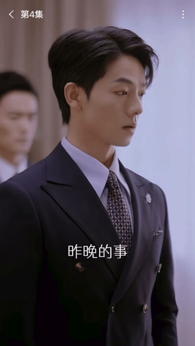 曾辉今晚让多少人睡不着觉 回看曾辉的霸总成长线还挺感慨的，他在直播里提到拍第一部