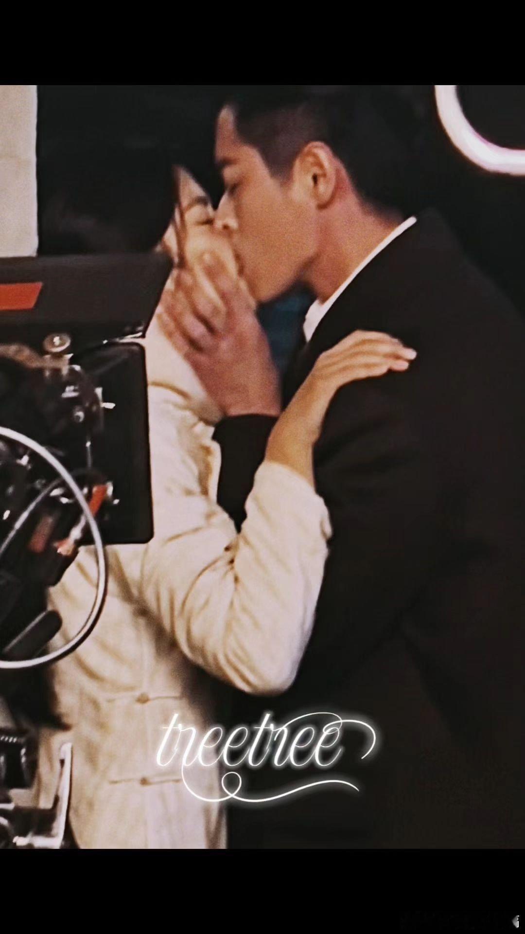 丞磊徐若晗新剧吻戏这段路透是给我下蛊了吧！丞磊壁咚强吻的张力快冲破屏幕了，徐若晗