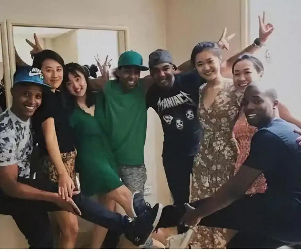 还记得成都的洋教练事件吗？
一个在美国混不下去了那个叫做Silas Maynar