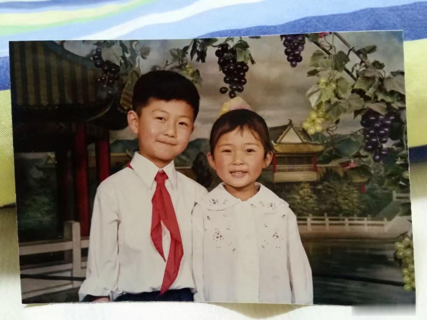 童真无邪，童年无价，祝愿所有的儿童节日快乐！童心未泯，善待自己，祝大人们六月快乐