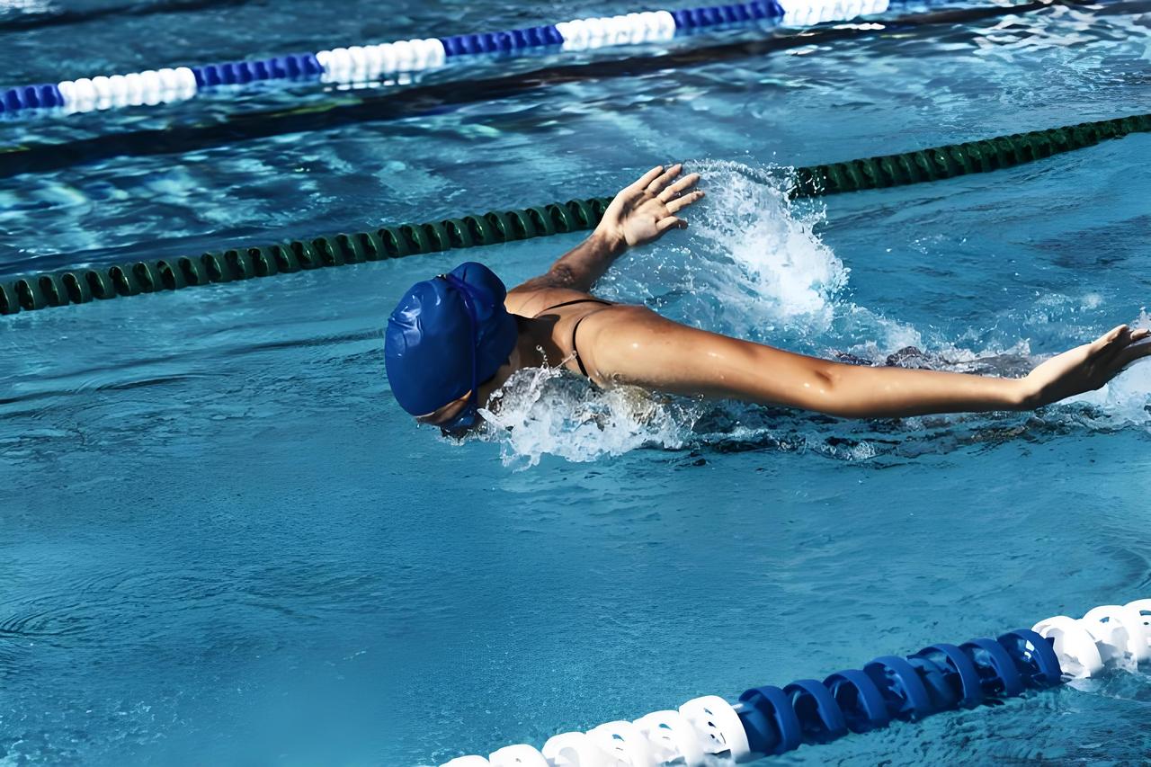 蝶泳手臂入水精准定位与减阻技巧！泳教头 | 泳讲堂：蝶泳手臂入水精准定位与减阻技
