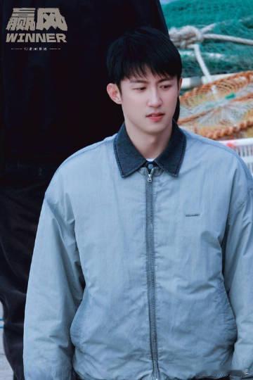 黄景瑜 兄弟我还是不懂你 片场日常，黄景瑜好似精力充沛的童话角色，爬楼梯、玩砖头