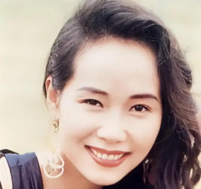 叶童亲哥李中宁当保安这事我刷到好几遍。

小时候爸妈把留学名额全给哥哥，她十三岁