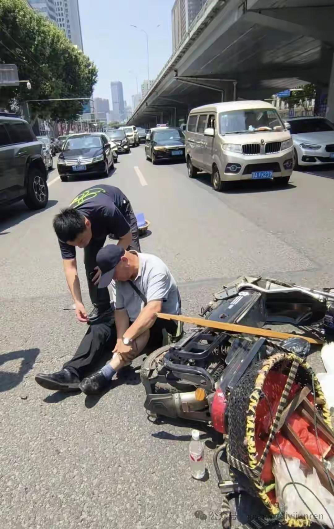 外卖小哥的电动车速度闹市区比机动车跑得还快，十个意外九个快[灵光一闪]