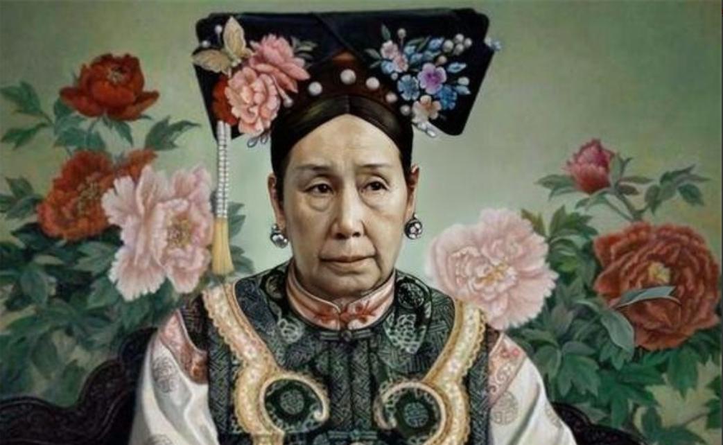 1903年，慈禧将19岁的贴身宫女，嫁给60岁的老太监。

红嫁衣裹着荣儿单薄的